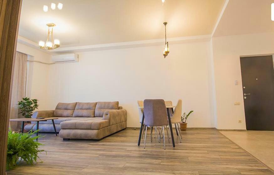 Tikas home Апартаменты Тбилиси Екстериор снимка